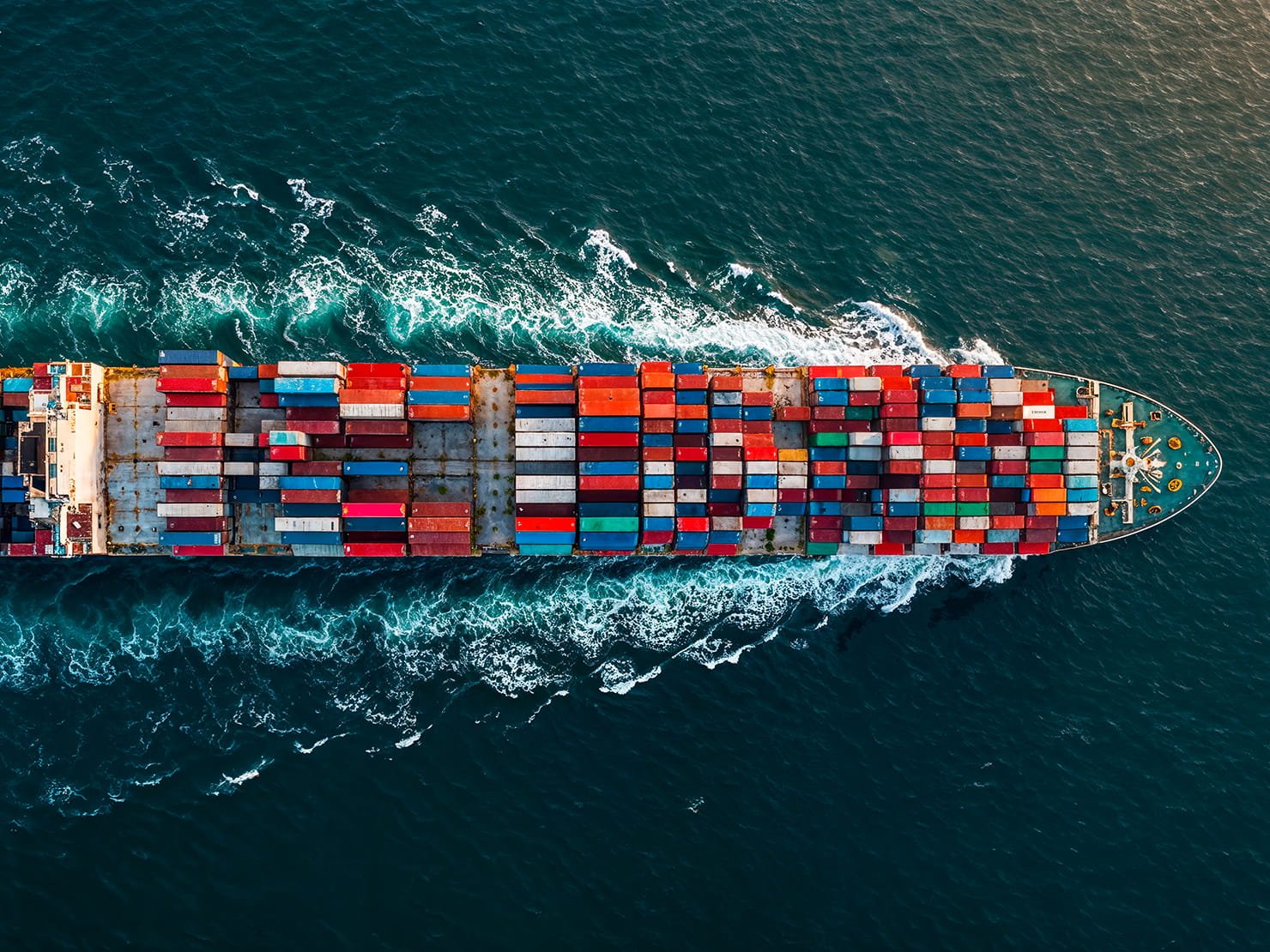 Transporte marítimo de cargas com navio porta contêineres em rota internacional