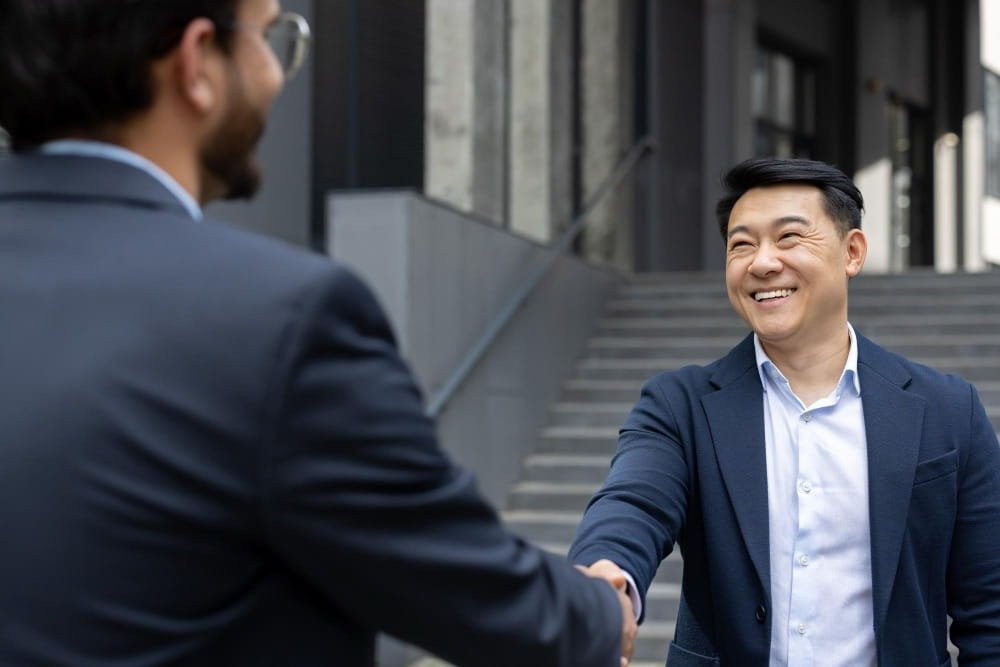 Executivos firmando parceria comercial em ambiente corporativo